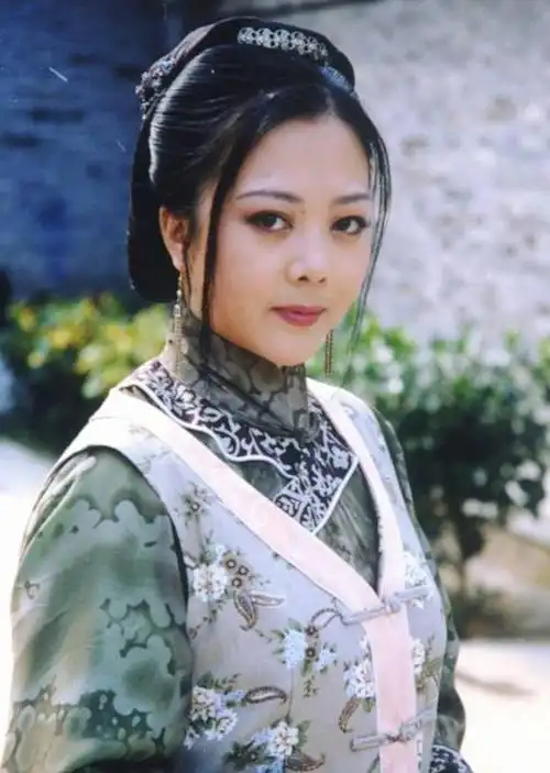 她演戏因尺度出格被停播 被通缉潜逃一年,如今…(图)