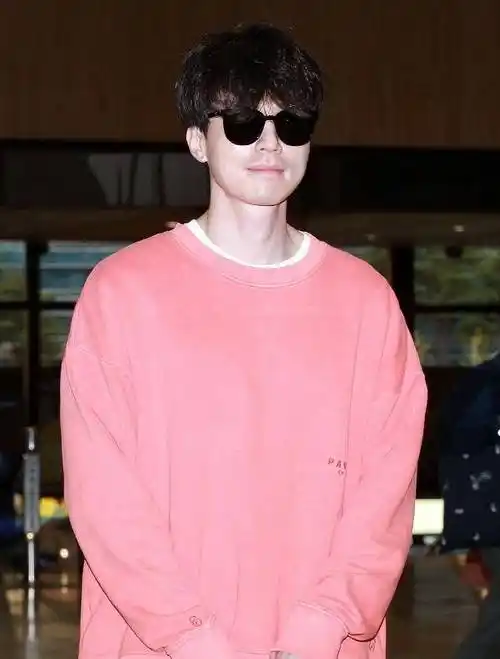 俊俏的脸庞搭配粉红色根本一绝,美男风格完全展现.