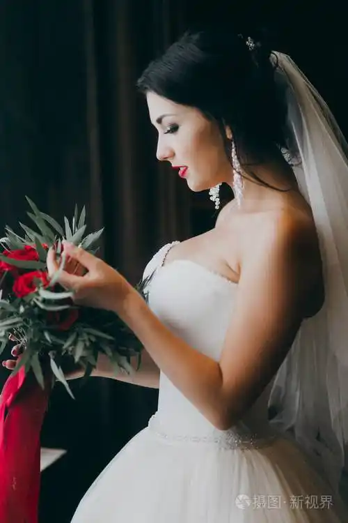 年轻美丽的新娘在室内摆姿势