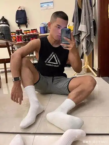 186cm寸头腹肌小爷们,他的眼神真的挺狼的!