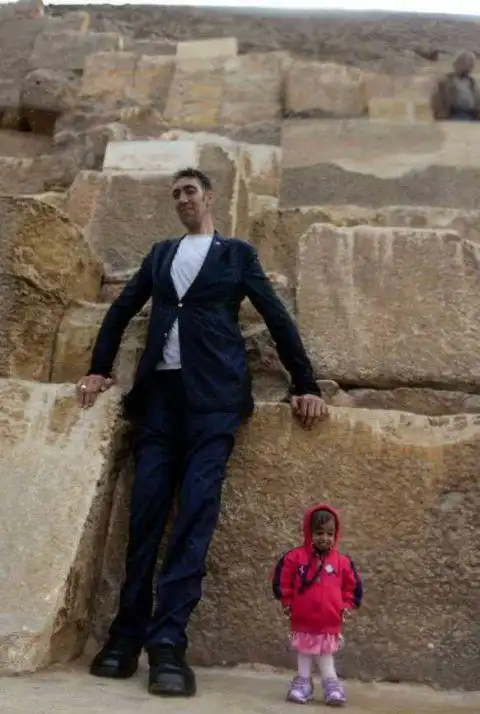 世界最高男子与世界最矮女子在埃及金字塔下合影身高相差1米8