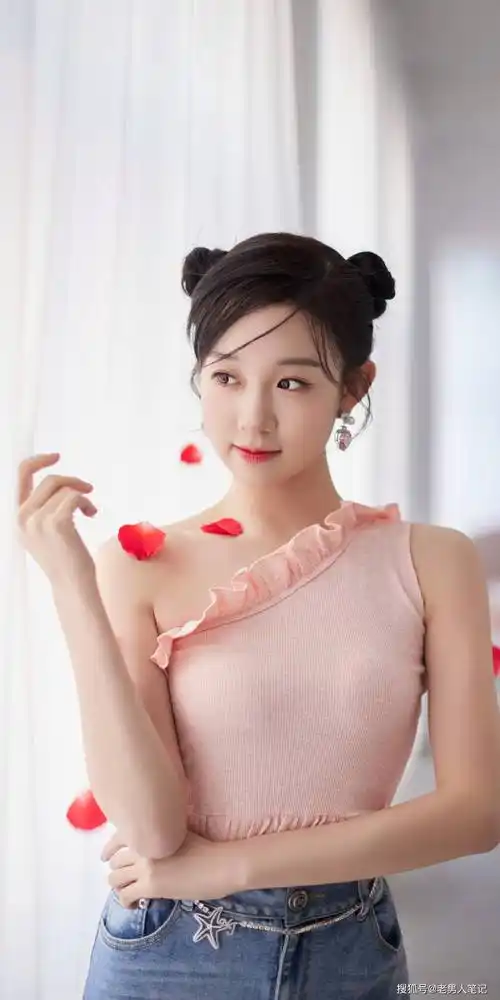 李子璇的少女穿搭,哪吒头粉色背心配牛仔,元气满满清爽活力_时尚_造型