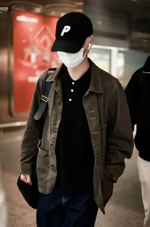 95#王一博巴黎回国到达#北京机场私服帅气依旧,王一博超话简简单单