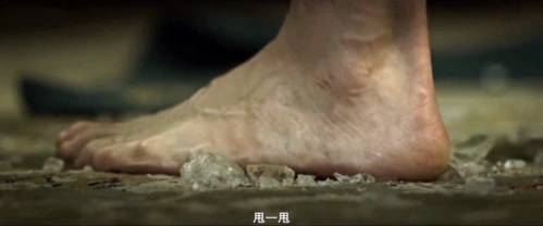 附身于兰莉的恶魔以她的性命为要挟,又是让麦斯光脚踩玻璃,又是让他