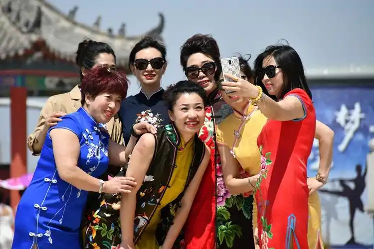 大妈热衷旗袍秀,网友:优雅不扰民,比广场舞好多了,你怎么看?