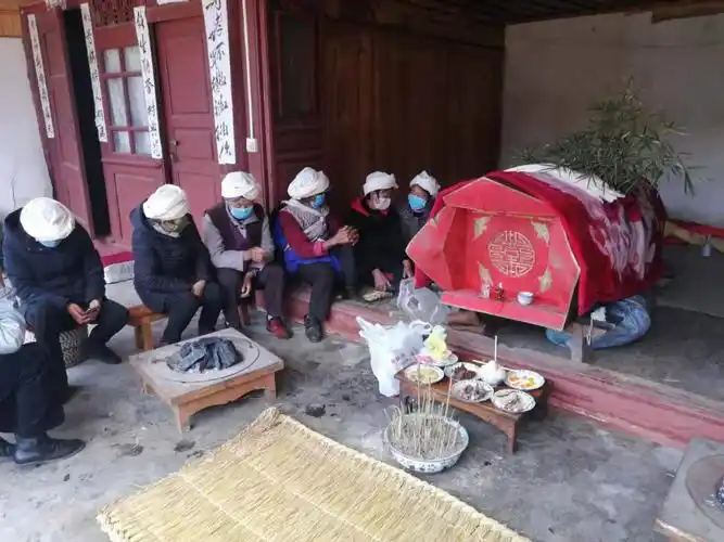 老母亲去世,他办丧事贴告示拒吊唁