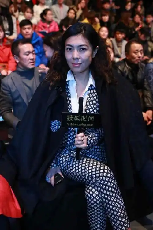 苏芒在公园健身,穿紧身裤臀型也不遮一下,老了更放得开!