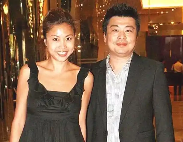 54岁梅小惠晒与相识30年男友人合影男方曾承诺50岁未嫁就娶她