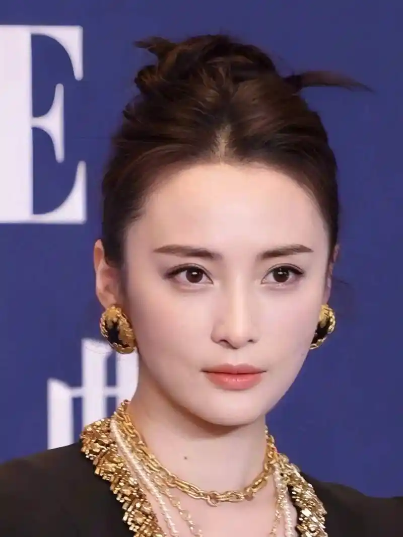 小时候觉得蒋勤勤美爆了 江南美女那种!