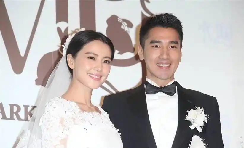 高圆圆勾着老公脖子隔口罩与赵又廷亲吻身旁女儿见惯了很淡定