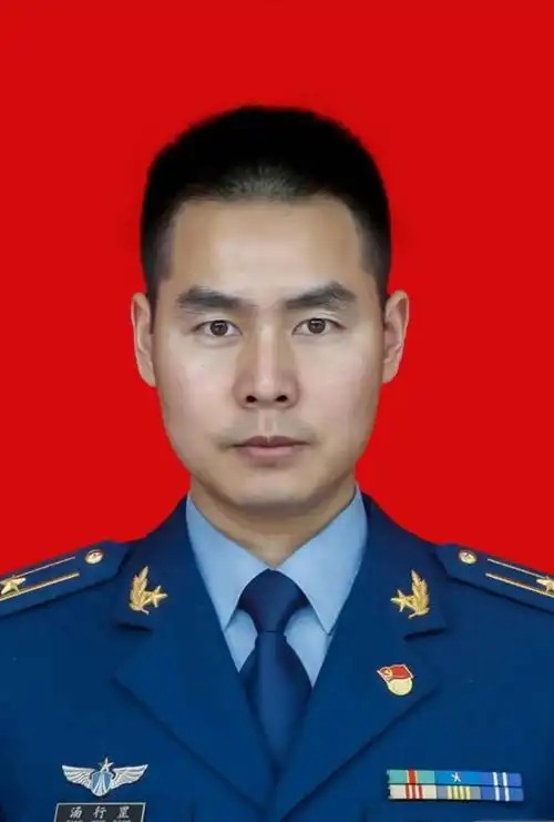 1989年6月出生,2007年9月入伍,现任95052部队指挥室主任,空军少校军衔