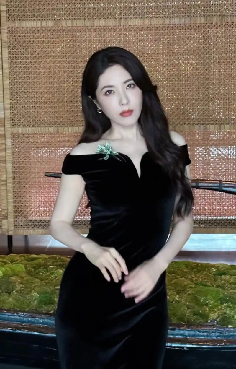 曾黎分享新收获的胸针,别在黑色礼服上面典雅又不失