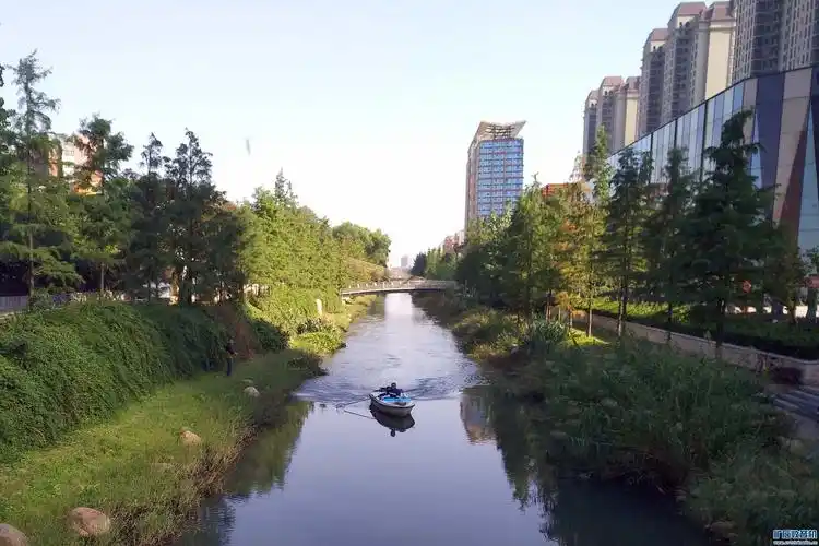 小区门前有条河(手机)