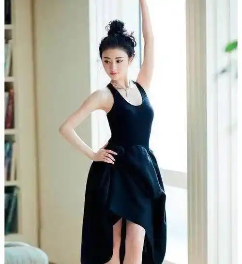 在经历了3年的勤学苦练后,景甜顺利考入了北京舞蹈学院,开始学习音乐