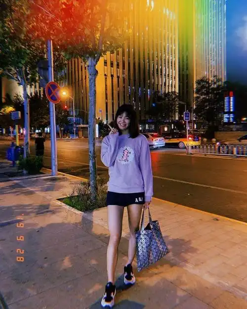 身高一米八的高个美女,拥有不加任何特效的大长腿,身材比例完美