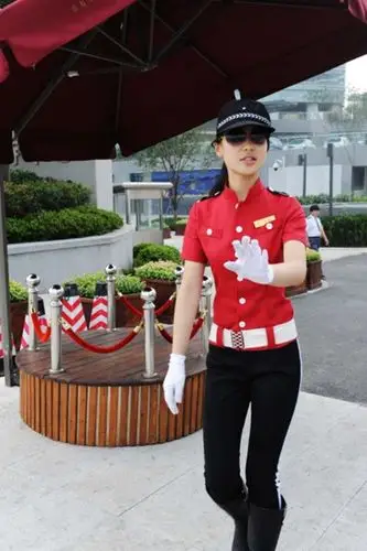 青岛豪宅兴起美女保安 骑士装束可秒杀车模 -房产新闻-郑州搜狐焦点网