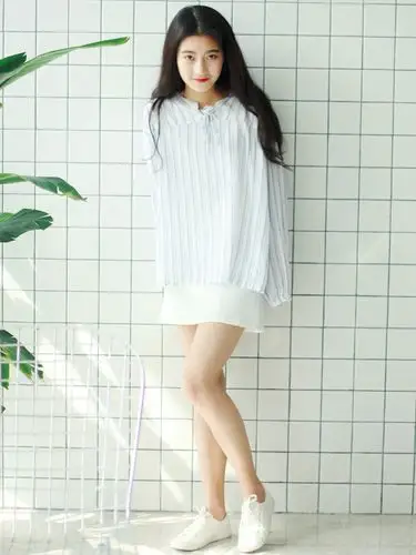 条纹上衣搭配白色短裙清新俏皮