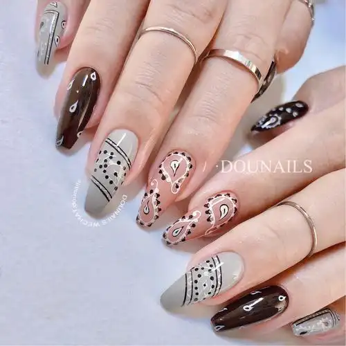 kylie同款腰果花图案美甲