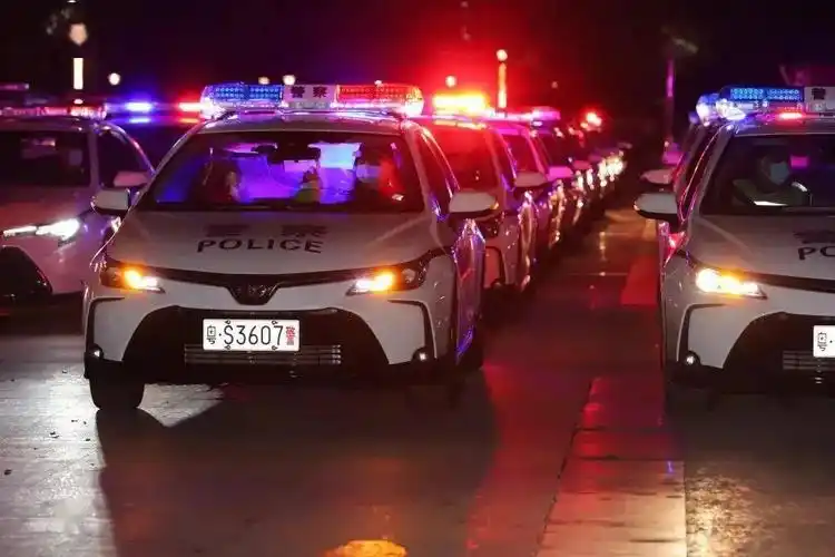 塘厦大场面400余名警力200多部警车集结开展武装大巡游