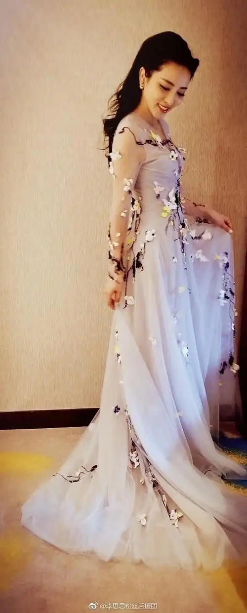 央视主播李思思长裙曳地轻纱面料上演深v诱惑67676767