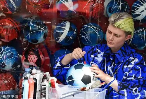 高清图俄罗斯艺术家彩绘足球为2020欧洲杯助力