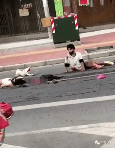 骑车安全警尸录年轻情侣双双被撞成两截摩托骑士的头被撞飞