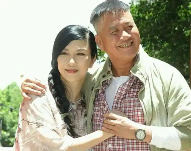 每当自己说到自己的妻子,万梓良总是会不禁感叹,老婆嫁给自己这么