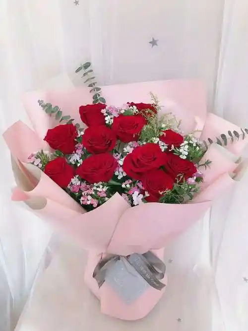 情人节送花给女朋友写点什么好呢(情人节送花给女朋友写点什么好呢