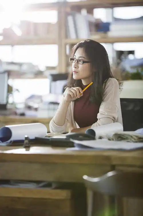 女建筑设计师在办公室工作