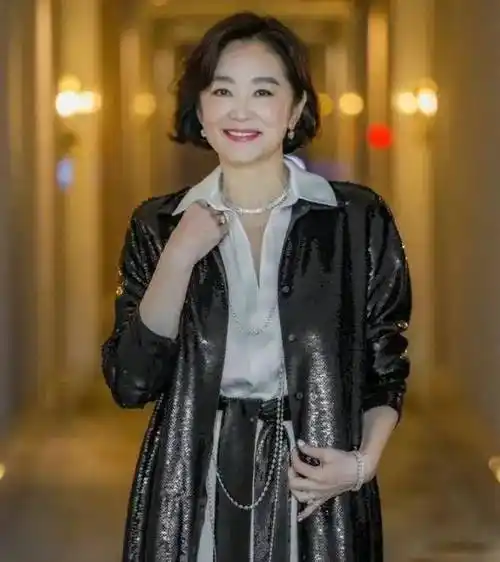 被69岁林青霞的打扮惊艳了!