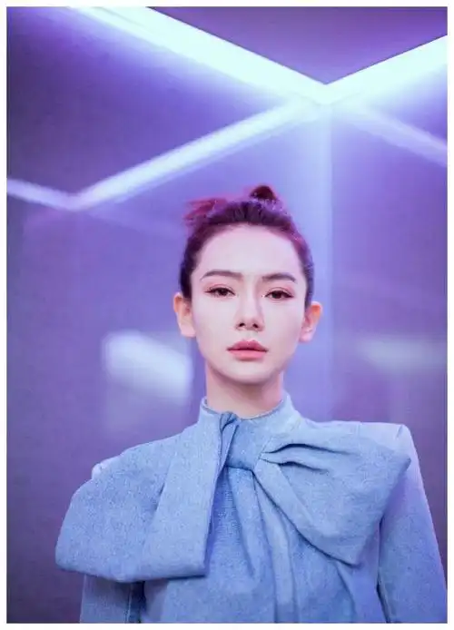 戚薇蝴蝶结上衣时尚别致 眼神冷漠气场强大