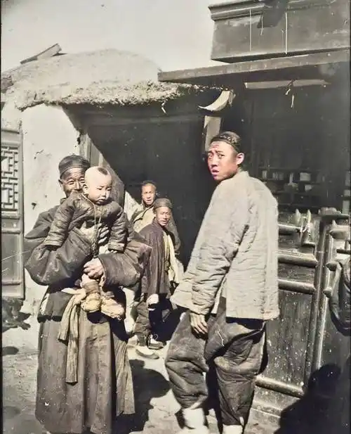 老照片:清末到底有多贫穷落后?男人拖着大辫子,警察脏兮兮