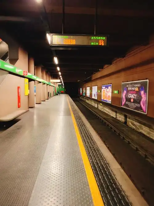 心目中的世界八大都会区之一,最负盛名的时尚之都米兰的地铁站还是让