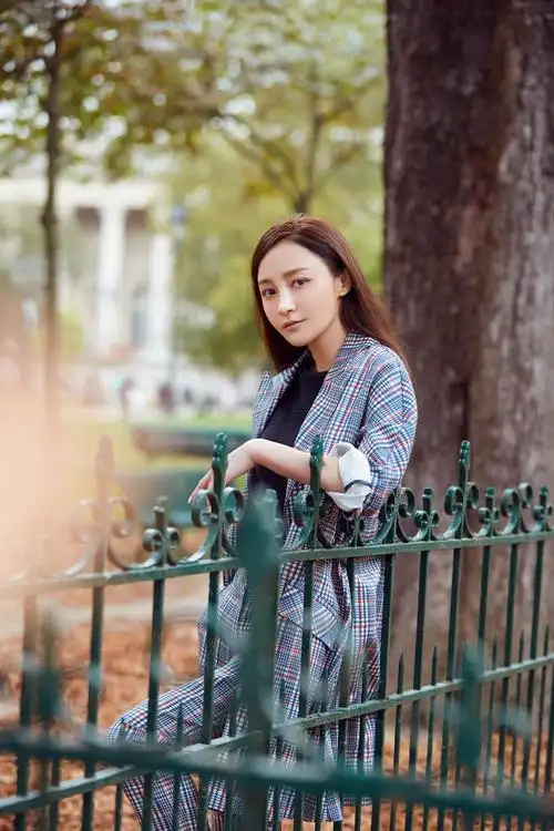 姚笛时尚写真曝光简约率性漫步巴黎街头