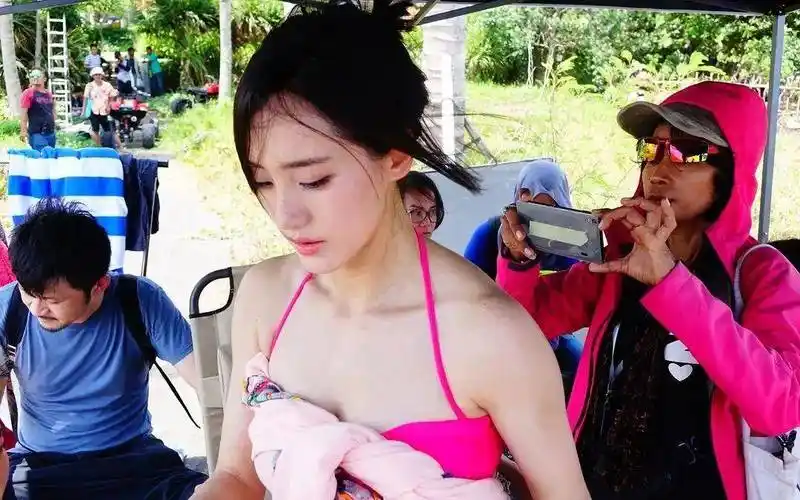 那个在电影里暴锤吴京,迷住沈腾的秋雅,就是她时尚女星王智!