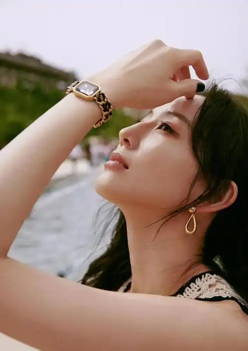 张钧甯慵懒迷人写真