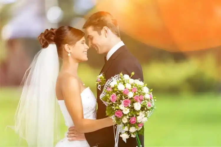 拥抱一起的新郎与新娘