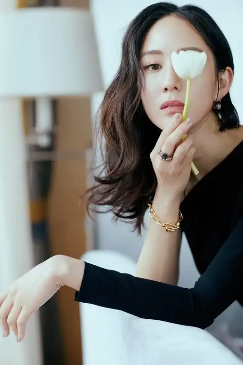 张钧甯穿单袖纱裙出席品牌活动 简约高贵气质感性