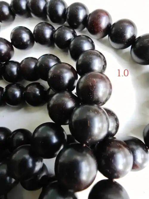 入手三串小叶紫檀,求高手鉴定.