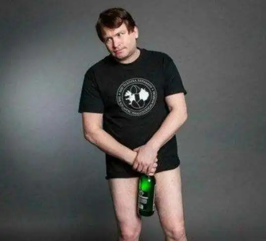 世界上拥有最大阴茎的男人乔纳福尔肯当众测量34厘米