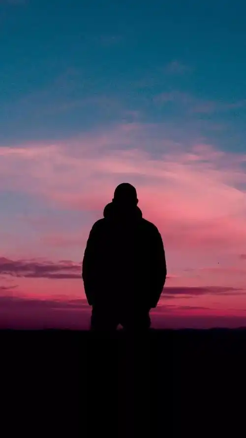 手机壁纸一个人天空下的背影