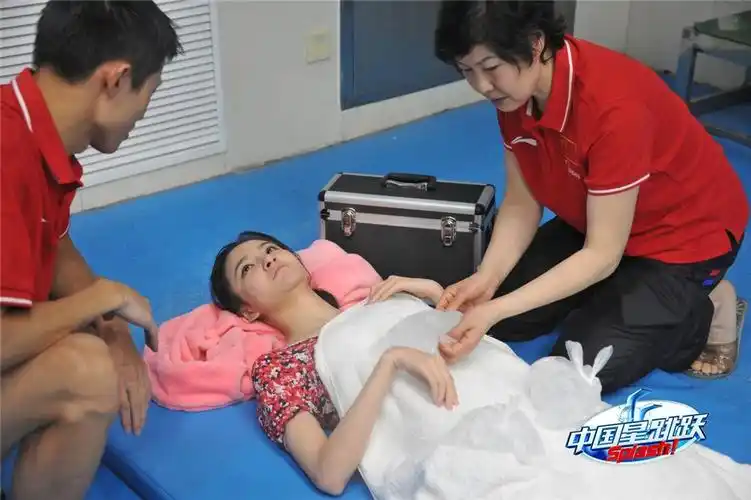 演员刘雨欣着泳衣秀一字马