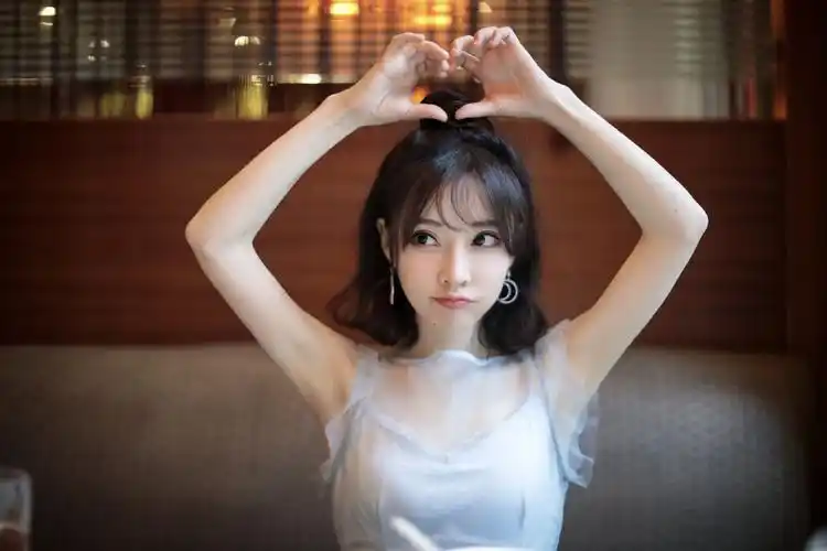 三,歌手的新身份冯提莫不仅发布了许多原创歌曲,还举