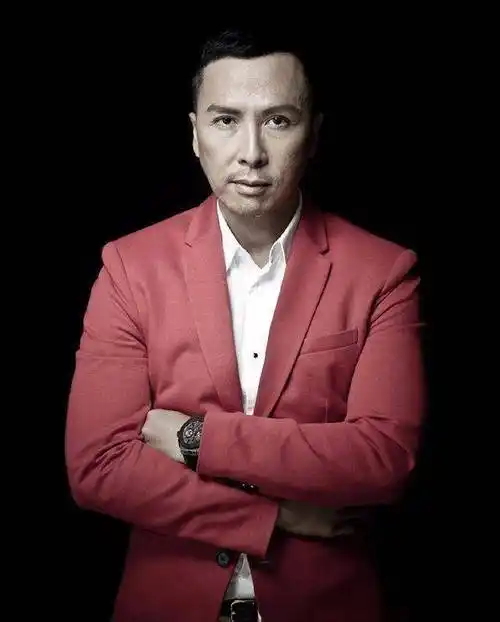 时尚达人甄子丹的封面秀,明明可以靠颜值却偏偏要练功夫