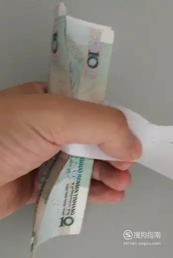 03左手掌内窝,把纸条放在手上,钱放在纸条上.