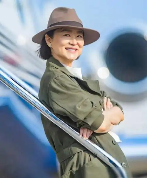 林青霞近照现身香港巴塞尔艺术展人群中很吸睛70岁依旧漂