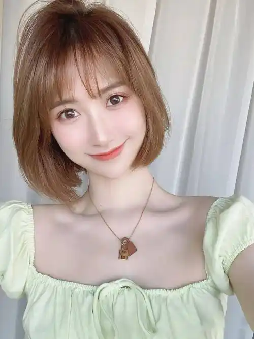 感十足且非常的好打理不长不短的长度网红锁骨短发是最受女生欢迎的短