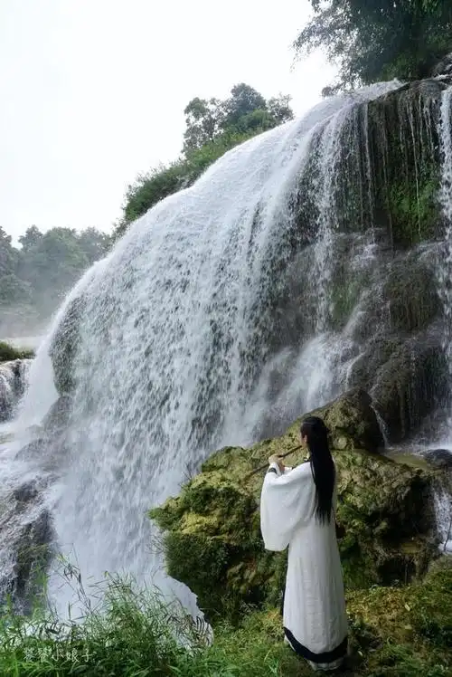 祖国南端的边陲小镇却拥有亚洲第一跨国大瀑布美如仙境