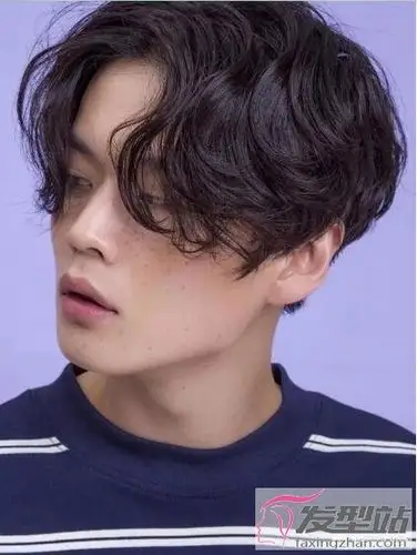 男士自然卷适合什么发型