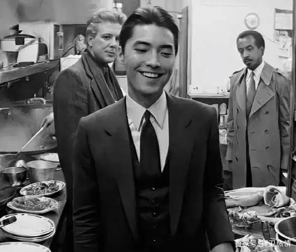 东方蝴蝶君尊龙:这曲折坎坷的一生充满了无限的可能